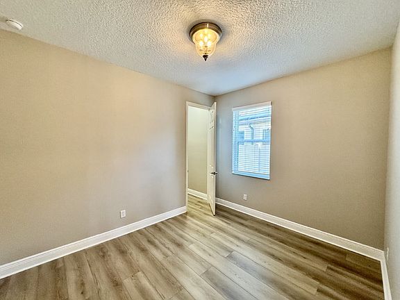 3rd image of 10738 Pleasant Knoll Dr