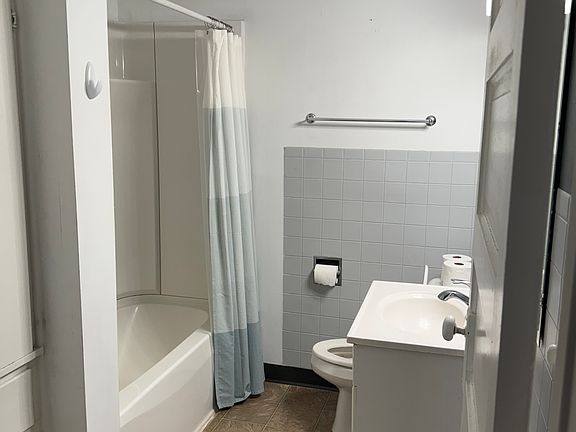 5th image of 10099 Woodlawn Dr