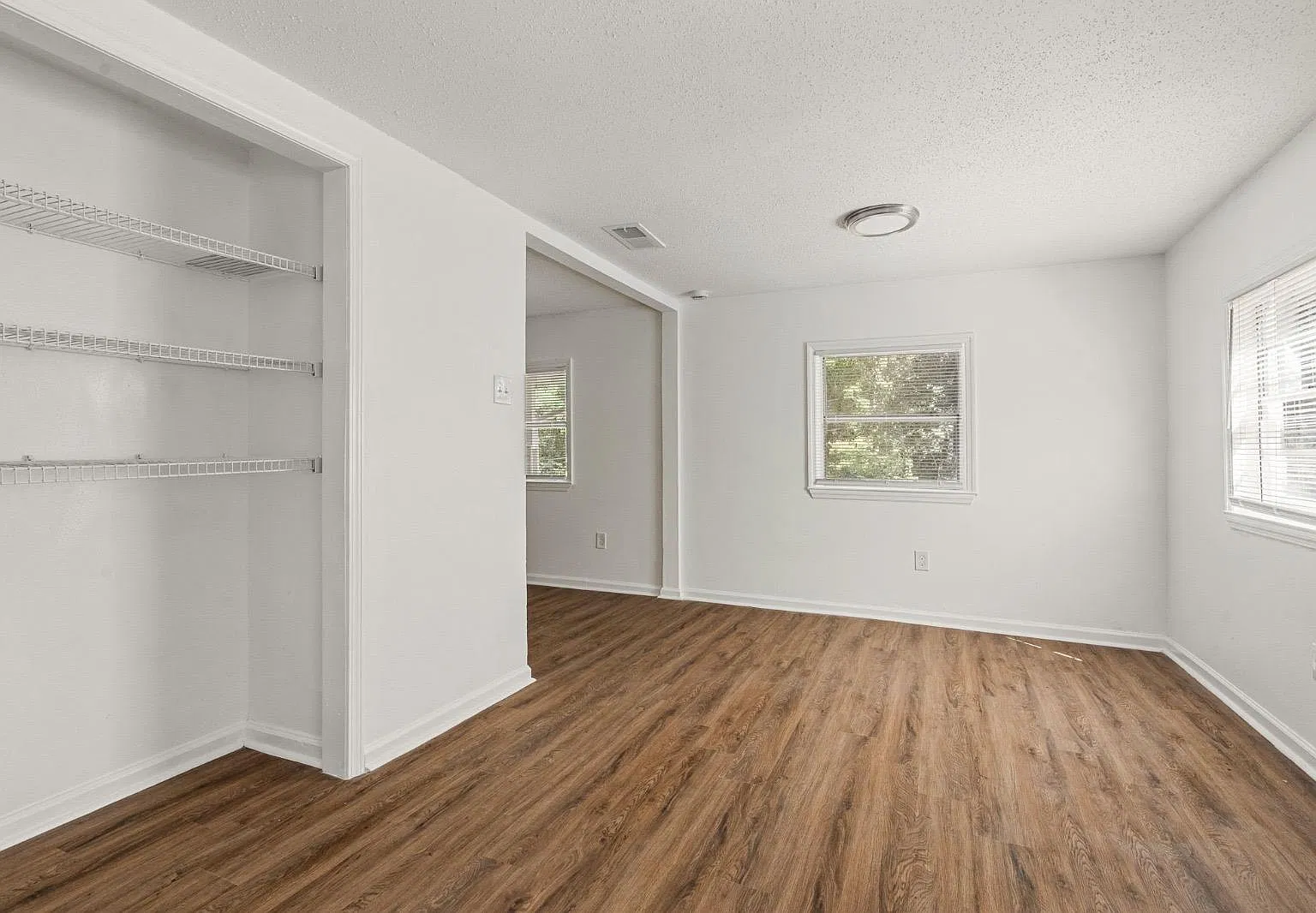 3 bed, 975 sqft, $1,350 — Photo 2