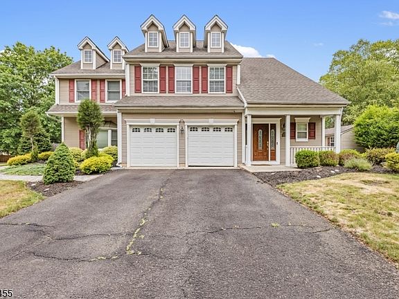 2nd image of 220 Lindsay Ct