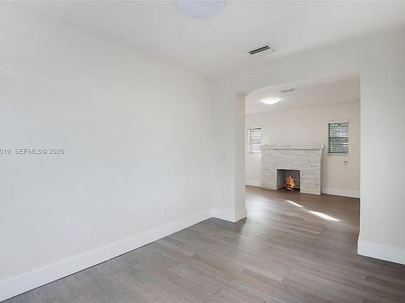 4th image of 522 NW 47th Ter