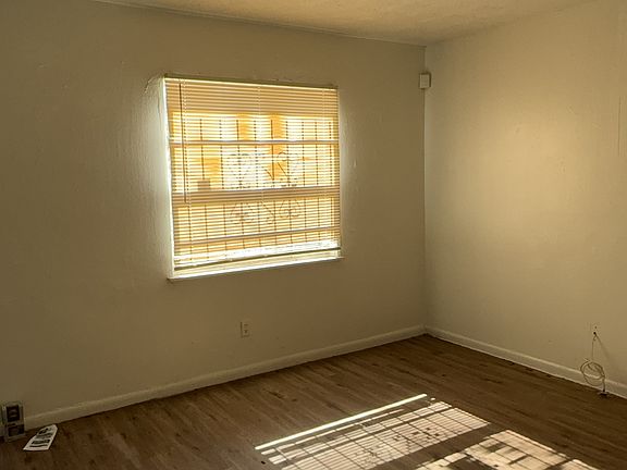 4th image of 1131 Phelps St