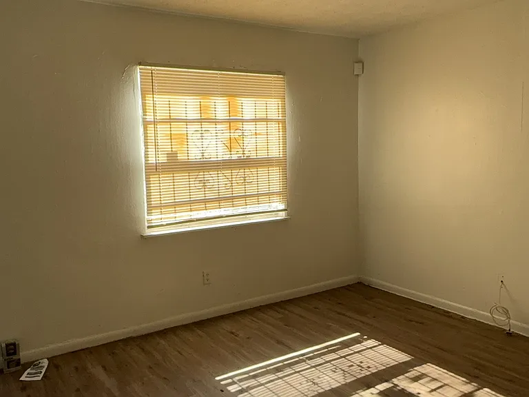 1131 Phelps St — Photo 4