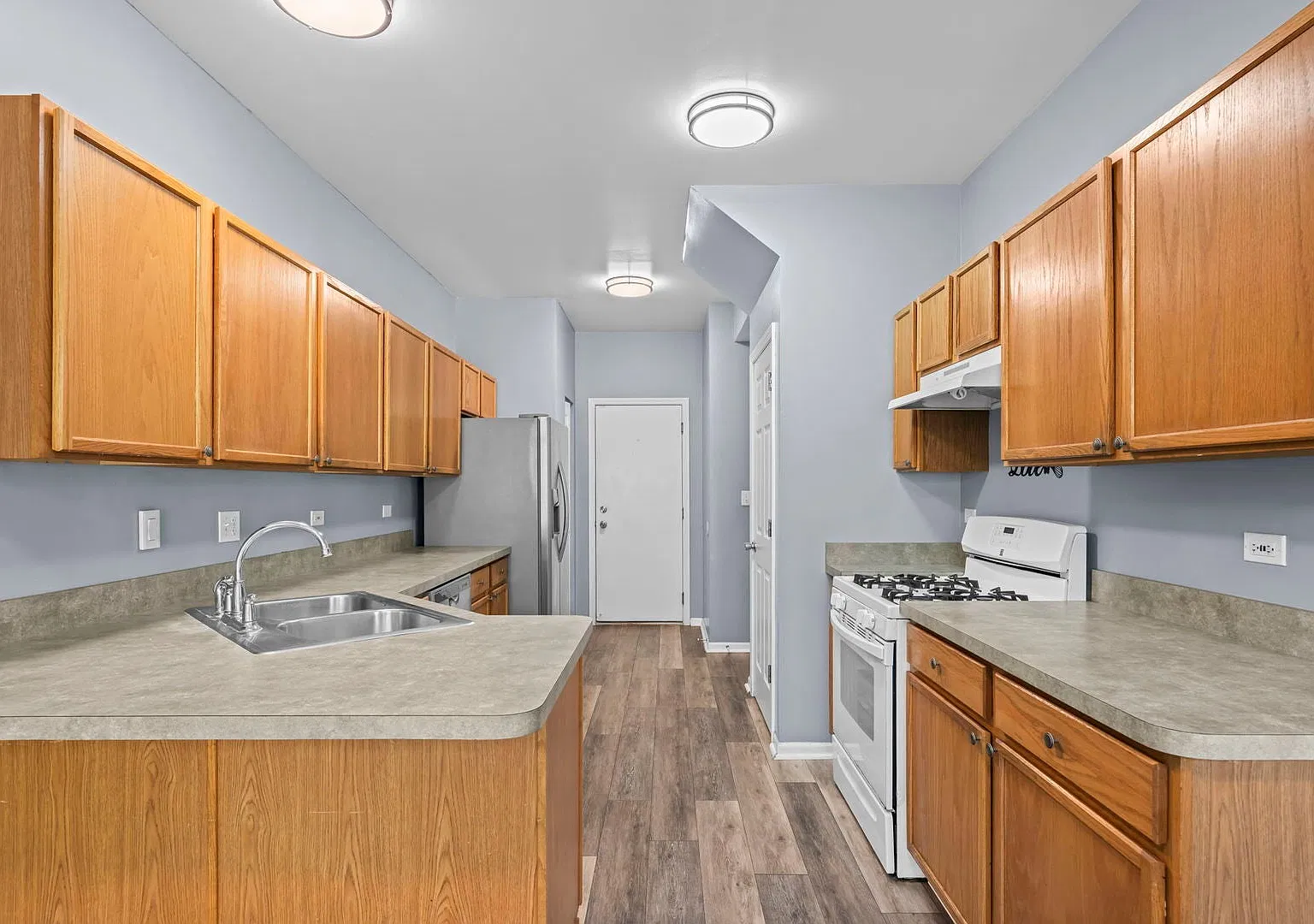 3 bed, 3.5 bath, 2018 sqft, $2,950 — Photo 3