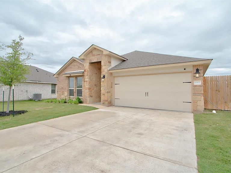 1317 Cesarina St — Photo 36