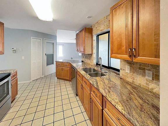 4th image of 1728 SE 12th St #1