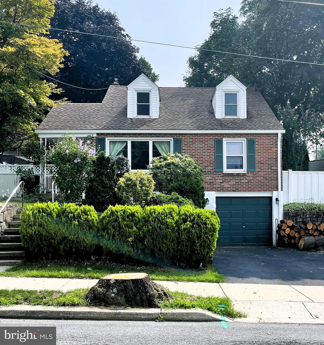 102 E Broad St photo 1