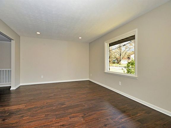 3rd image of 12012 Queens Pl SE