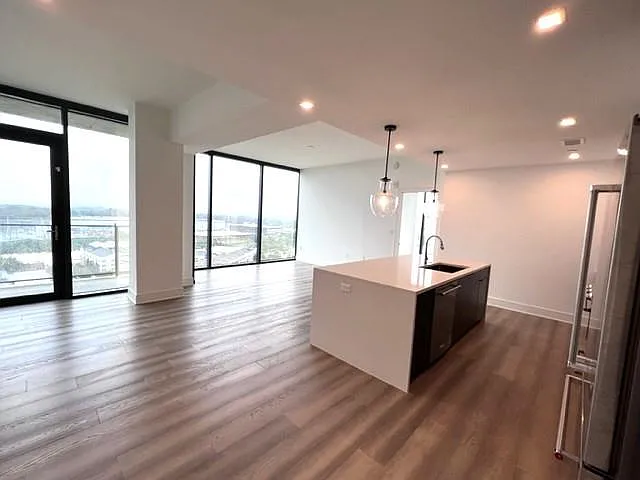2 bed, 2.5 bath, 1394 sqft, $3,500 — Photo 2