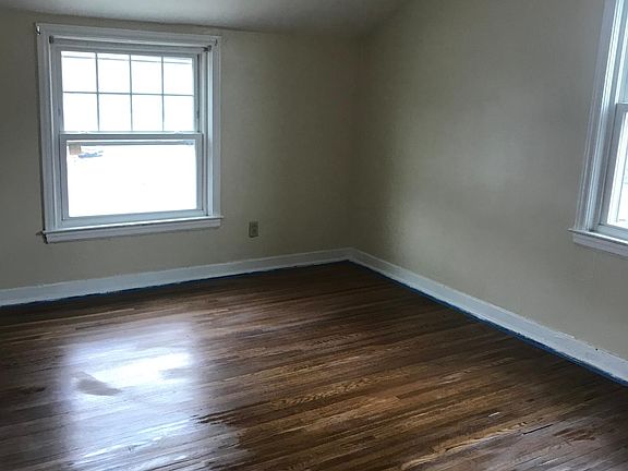 5th image of 450 Linden Ave