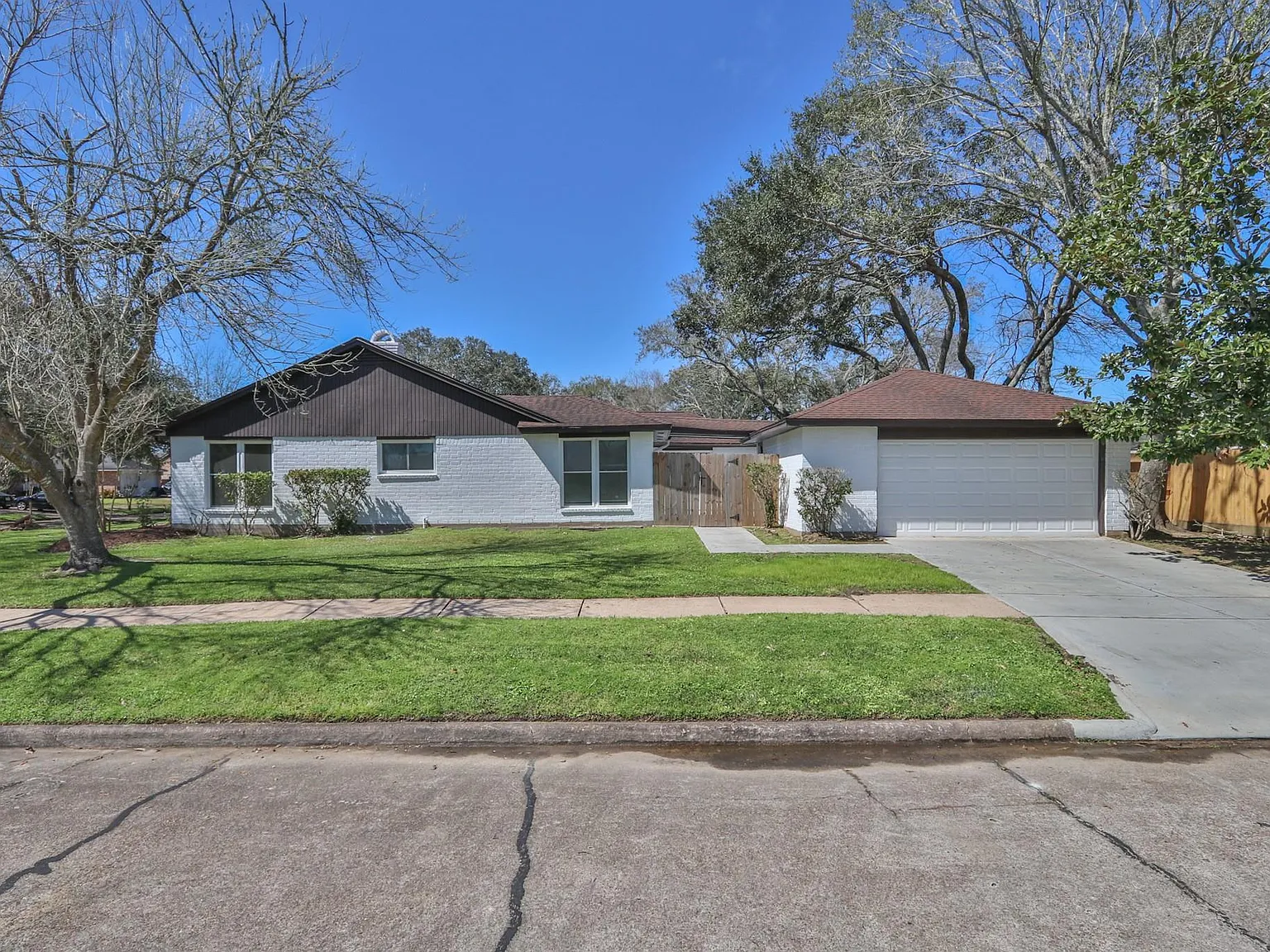 3 bed, 2.0 bath, 1918 sqft, $2,400 — Photo 2