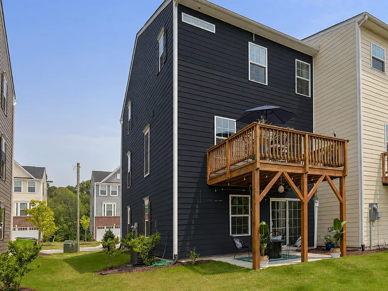221 Tamworth Crk — Photo 32