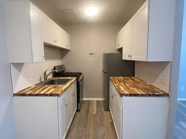 Creekside Apartments — Photo 12