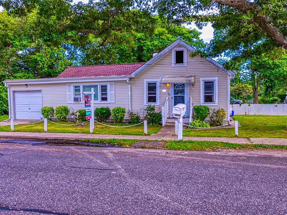 1st image of 122 Garden City Avenue