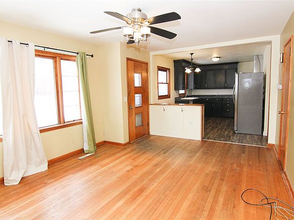 4th image of 203 W Walnut St