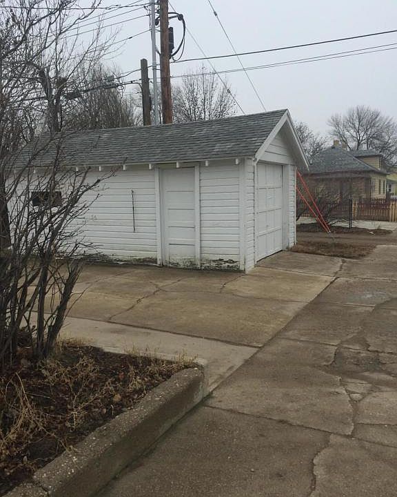 2nd image of 301 4th St E