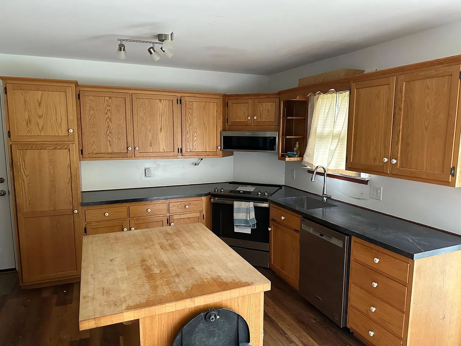 214 Edgewood Dr photo 1