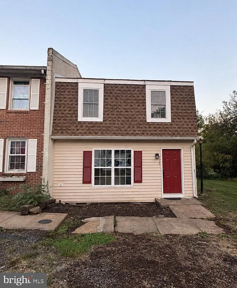 3 bed, 1.5 bath, 1323 sqft, $2,000 — Photo 1