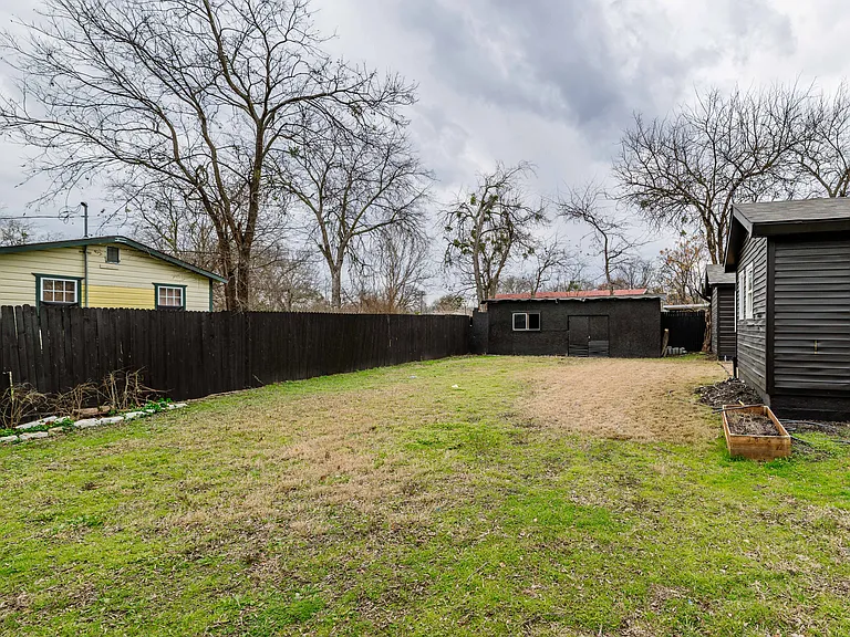 914 E Standifer St — Photo 31