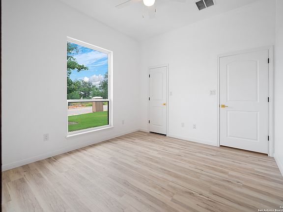 5th image of 181 W MAGNOLIA CIRCLE