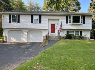101 Tanglewood Dr, Hamden, CT 06518
