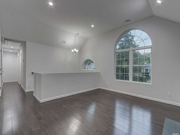 3rd image of 182 Lynbrook Dr