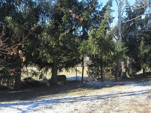 4th image of 450 Linden Ct