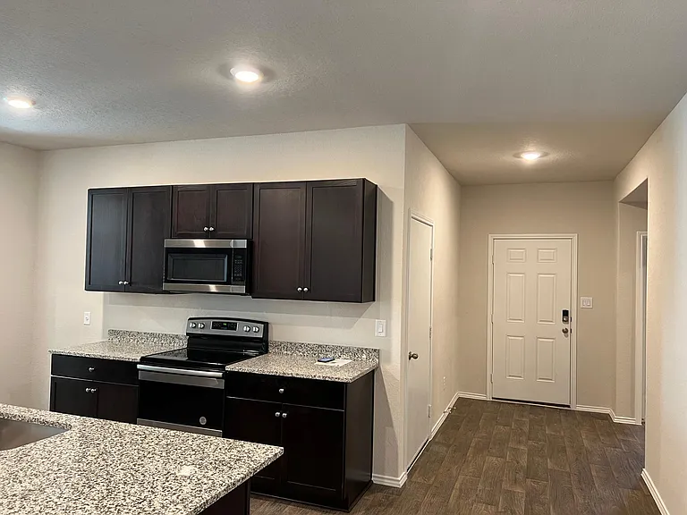 937 Armadillo Dr — Photo 5
