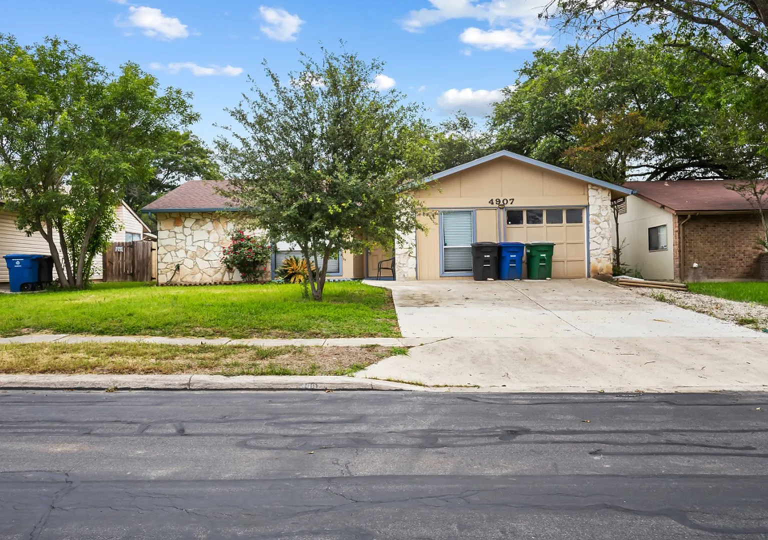 Charming Home Awaits: Spacious & Modern Living in a Prime Location — Photo 1