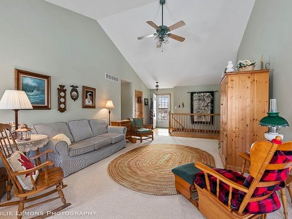 5th image of 205 E Maplewood Dr