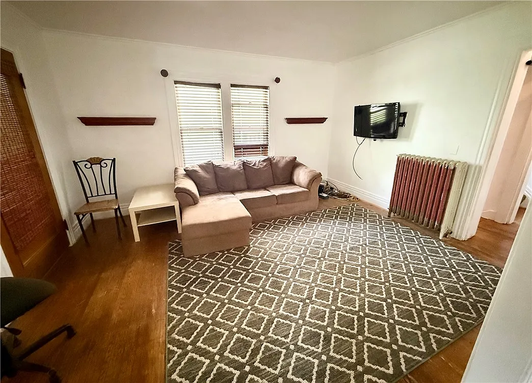 3 bed, 2.0 bath, 1703 sqft, $2,100 — Photo 2