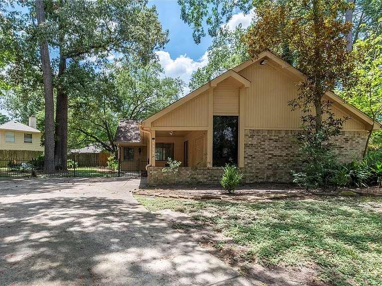 1906 Woodhue Dr — Photo 1