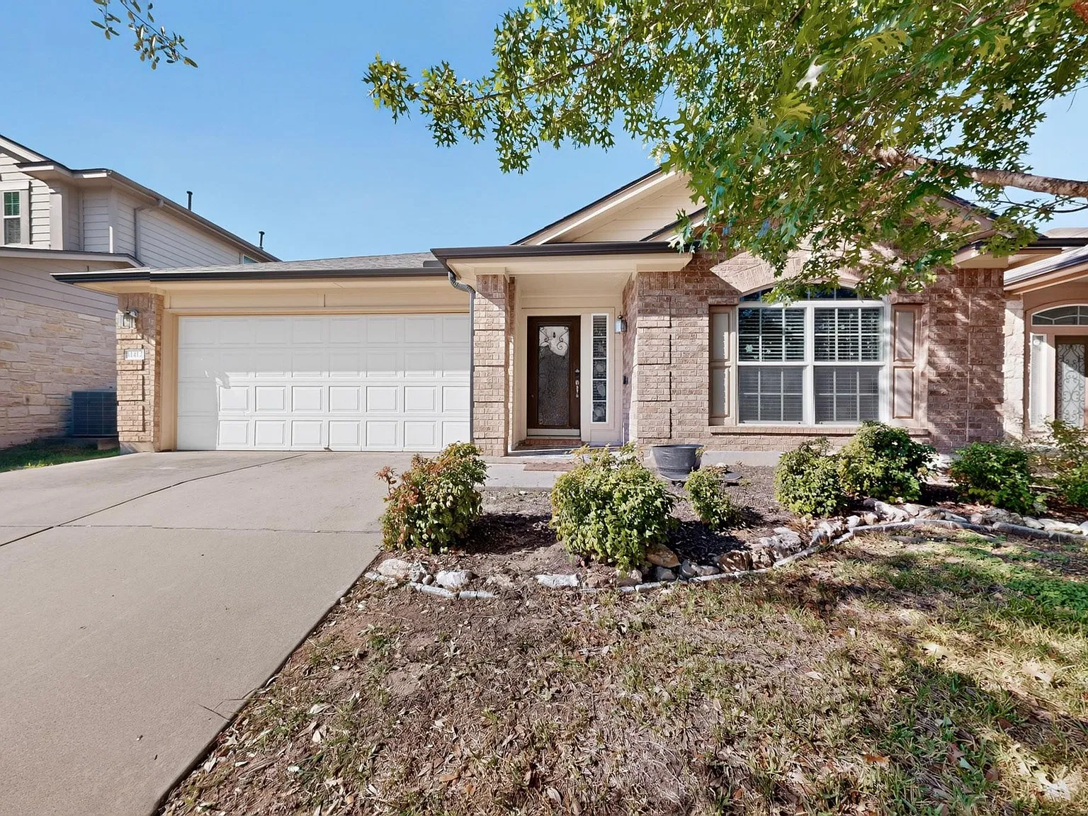 4 bed, 2.0 bath, 1933 sqft, $2,200 — Photo 2
