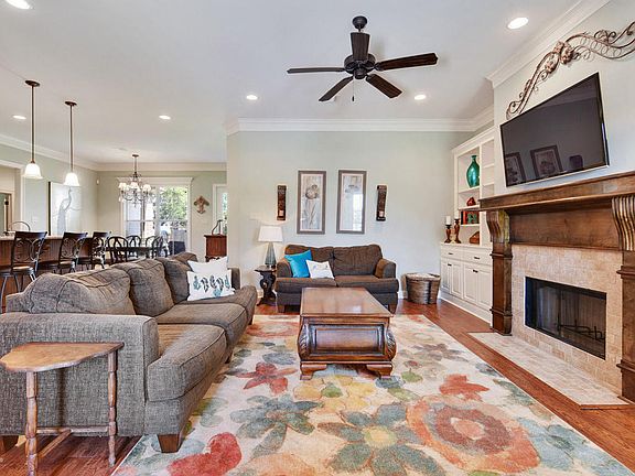 3rd image of 302 Red Cedar Ln