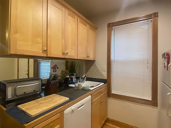 4th image of 2927 W Belmont Ave #1R