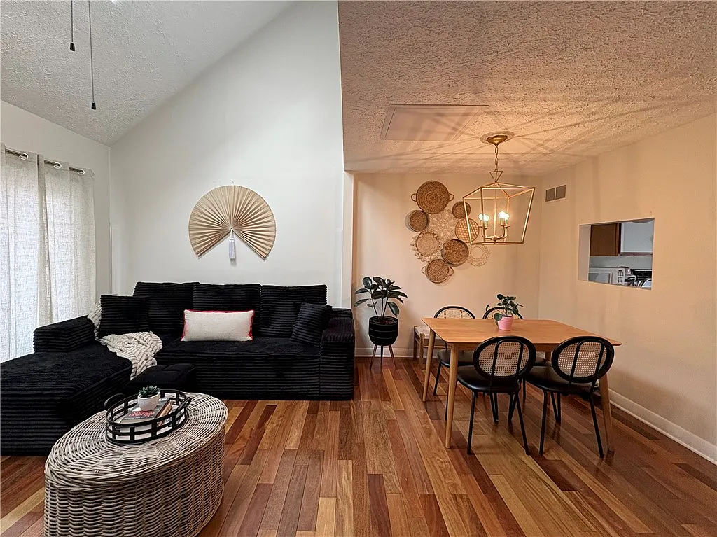 3 bed, 1122 sqft, $1,950 — Photo 3