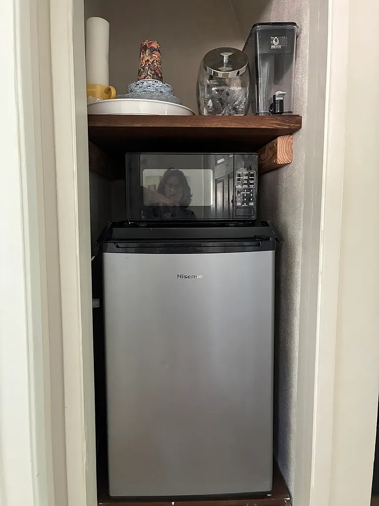 Spacious Bedroom shared with owner, and Washer Dryer. — Photo 3