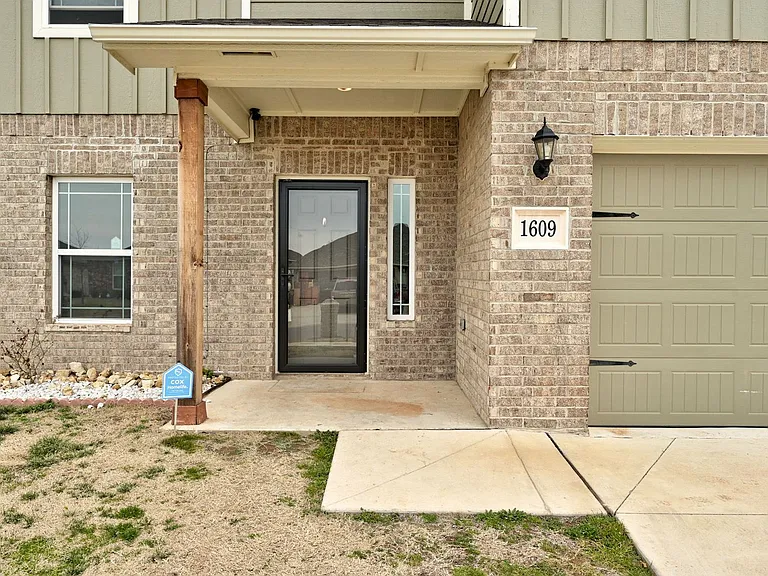 1609 Maroon Dr — Photo 4