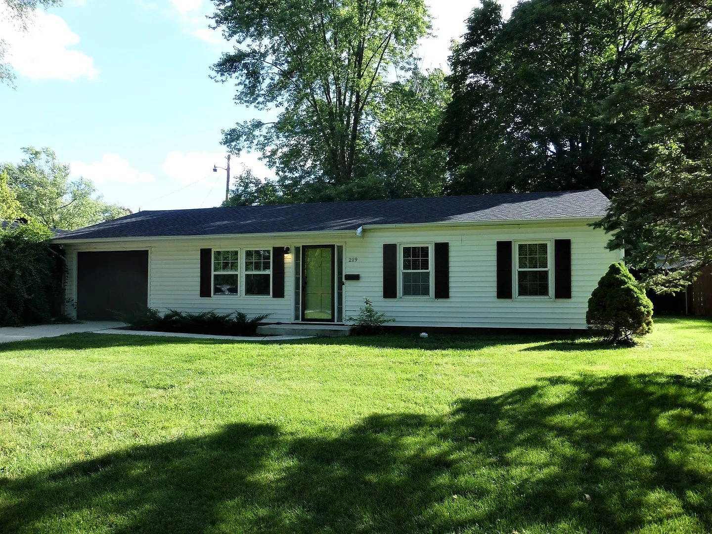 219 Rowe Dr photo 1
