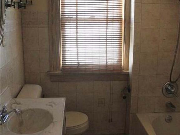 4th image of 2557 Albrecht Ave