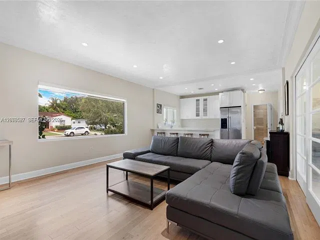 3 bed, 3.0 bath, 2084 sqft, $5,999 — Photo 4