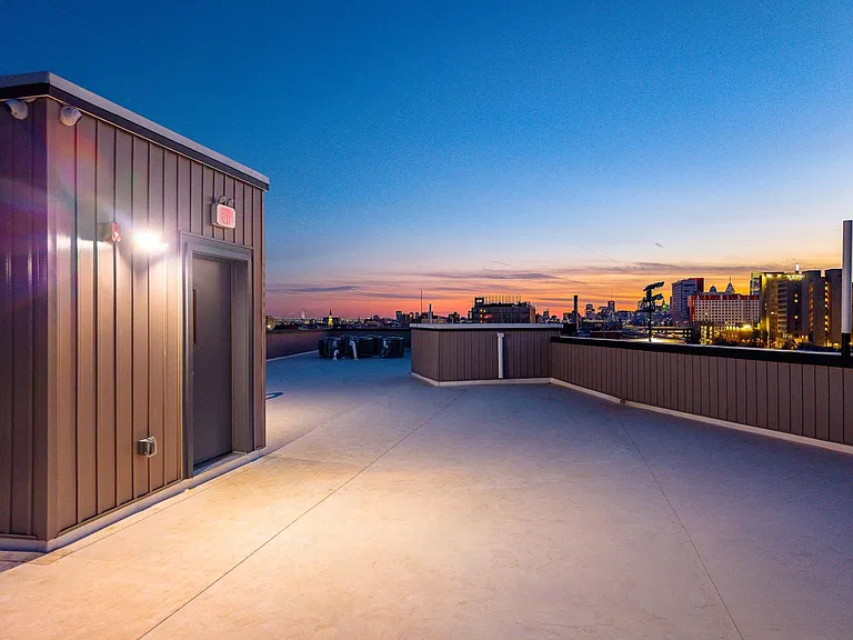Q10 Luxury Apartments — Photo 39