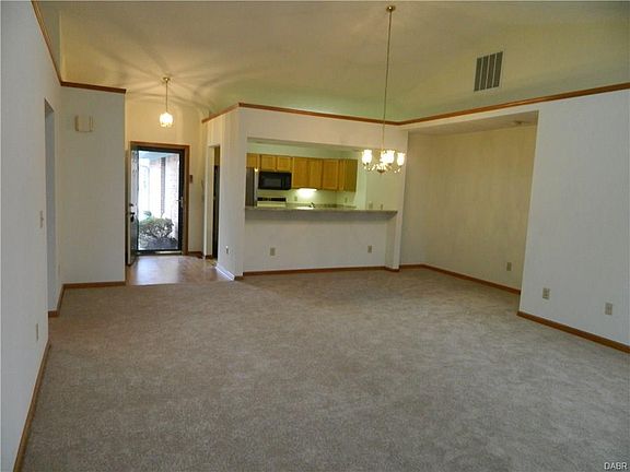 4th image of 577 Westwood Dr