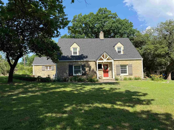 23 Crestwood Dr, Arkansas City, KS 67005