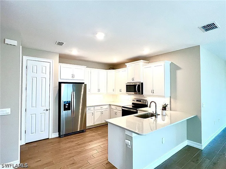 1130 Rolling Brook Ln — Photo 3