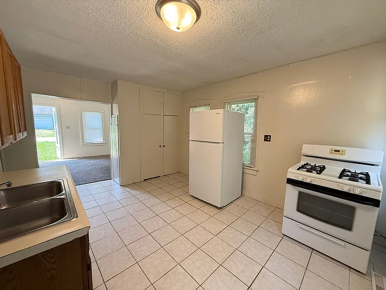 906 Helena Ave — Photo 8