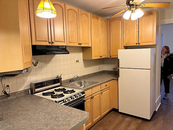 3rd image of 43 N Lake Ave #2