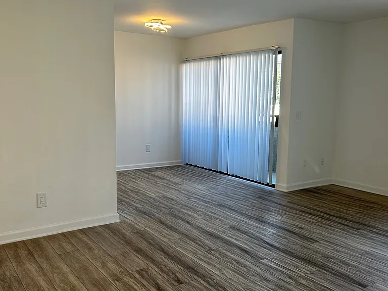 Glenoaks Apartments — Photo 15