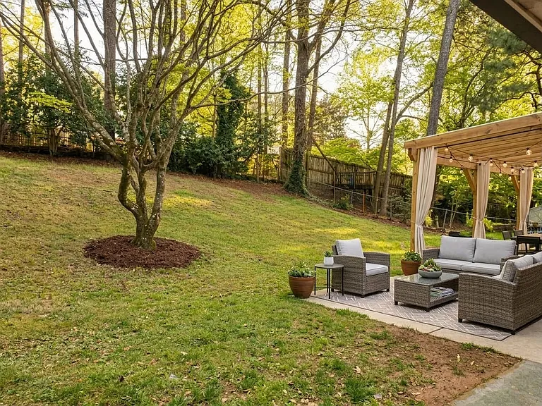 1143 Rogeretta Dr — Photo 11