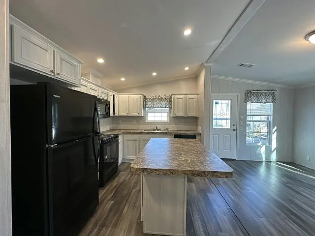 2 bed, 2.0 bath, 720 sqft, $1,800 — Photo 2